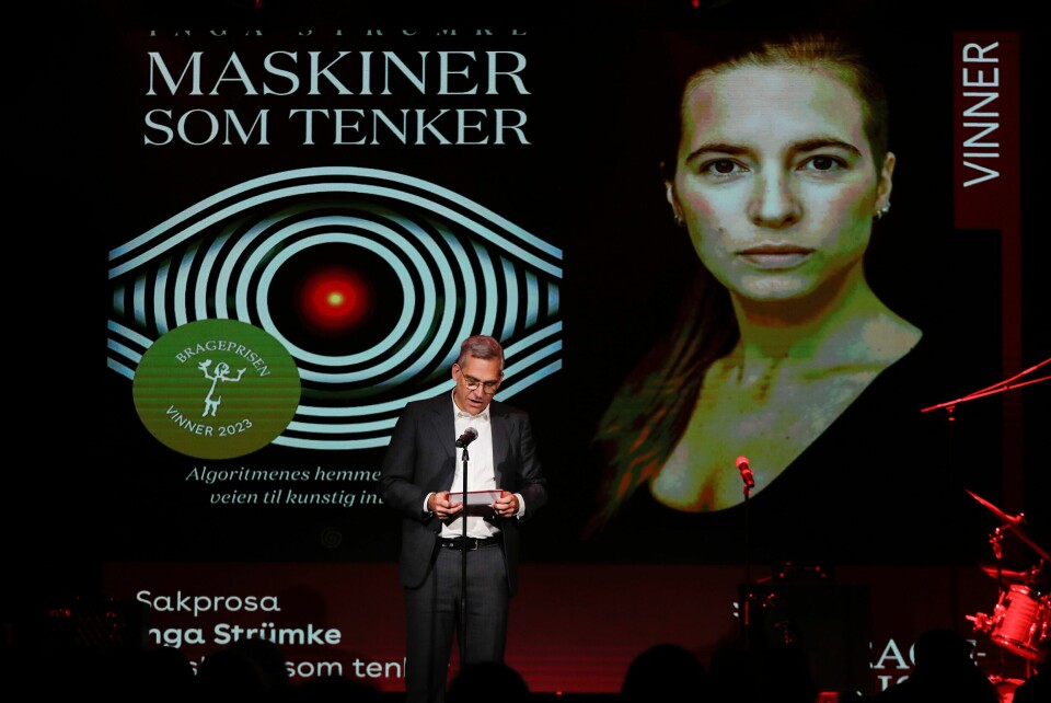 Inga Strümke får Brageprisen i kategorien sakprosa for «Maskiner som tenker» under utdelingen av Brageprisen 2023 på Vulkan Arena i Oslo. Prisen ble mottatt av hennes redaktør, Joakim Botten. Inga Strümke får Brageprisen i kategorien sakprosa for «Maskiner som tenker» under utdelingen av Brageprisen 2023 på Vulkan Arena i Oslo. Prisen ble mottatt av hennes redaktør, Joakim Botten. Foto: Frederik Ringnes / NTB