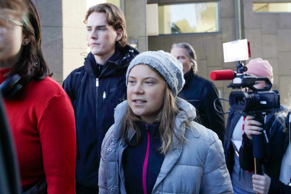 Miljøaktivist Greta Thunberg deltar på Fosen-aksjonen utenfor Statkraft i forbindelse med at det er to år siden den norske Høyesterett slo fast at vindturbinene på Fosen strider med urfolks rettigheter og menneskerettighetene. Miljøaktivist Greta Thunberg deltar på Fosen-aksjonen utenfor Statkraft i forbindelse med at det er to år siden den norske Høyesterett slo fast at vindturbinene på Fosen strider med urfolks rettigheter og menneskerettighetene.