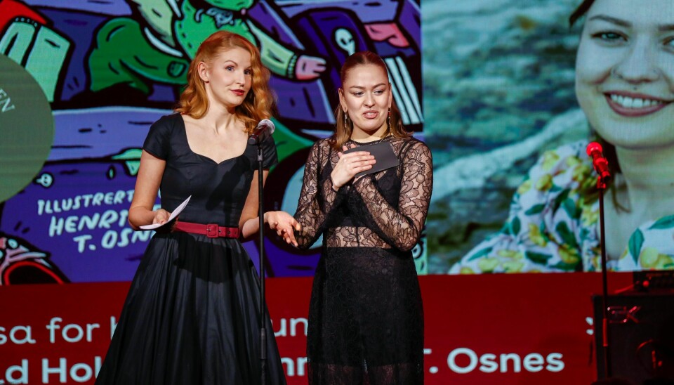 Ragnhild Holmås og Henriette T. Osnes får Brageprisen i kategorien sakprosa for barn og unge, for «Ordenes hårreisende hemmeligheter» under utdelingen av Brageprisen 2023 på Vulkan Arena i Oslo. Ragnhild Holmås og Henriette T. Osnes får Brageprisen i kategorien sakprosa for barn og unge, for «Ordenes hårreisande hemmeligheter» under utdelingen av Brageprisen 2023 på Vulkan Arena i Oslo. Foto: Frederik Ringnes / NTB/NPK