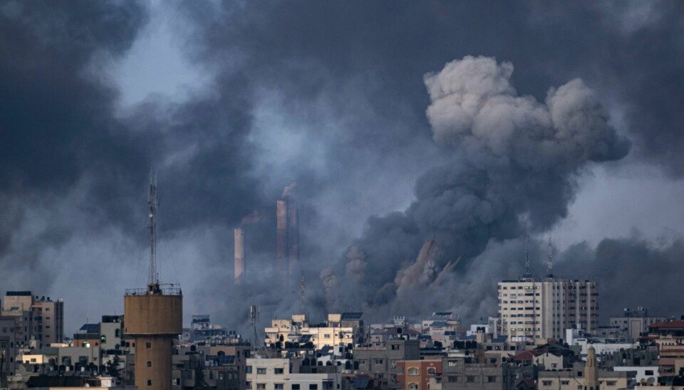 Røyk stiger mot himmelen etter et rakettangrep mot Gaza by onsdag. Israel har innført en total blokade av Gazastripen som gjør at folk sliter med å få tilgang på mat, vann og brensel. Røyk stiger mot himmelen etter et rakettangrep mot Gaza by onsdag. Israel har innført en total blokade av Gazastripen som gjør at folk sliter med å få tilgang på mat, vann og brensel. Foto: Fatima Shbair / AP / NTB