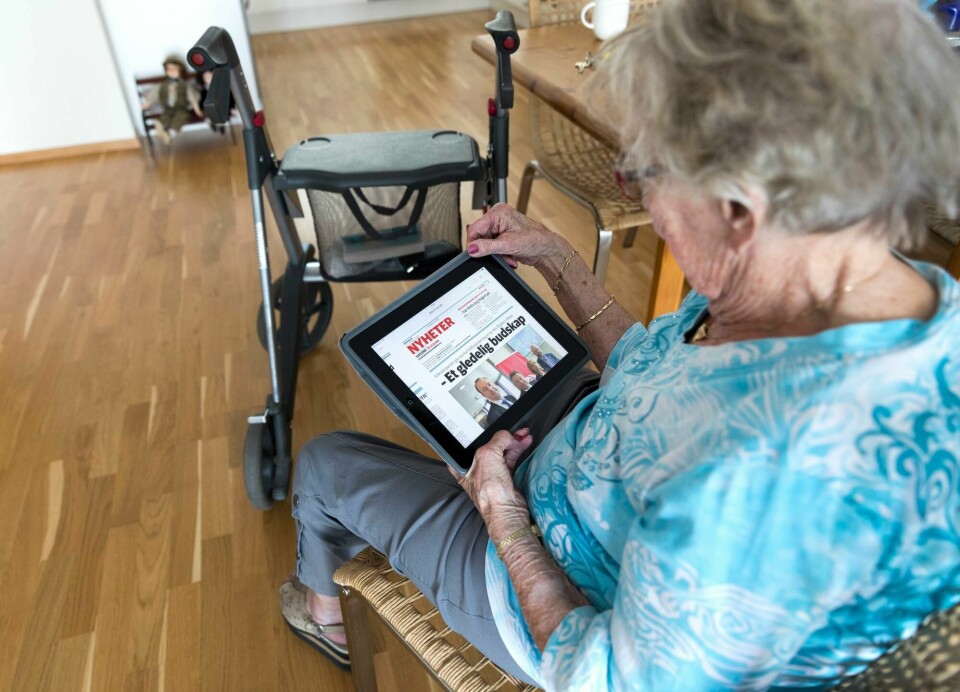 Det er urovekkende at våre frivillige ser flere og flere som trenger praktisk hjelp til viktige digitale oppgaver, som kommunene ikke har kapasitet til å bistå med, skriver Kaia Vedlog Kveen. (Illustrasjonsfoto) Eldre kvinne med nettbrett