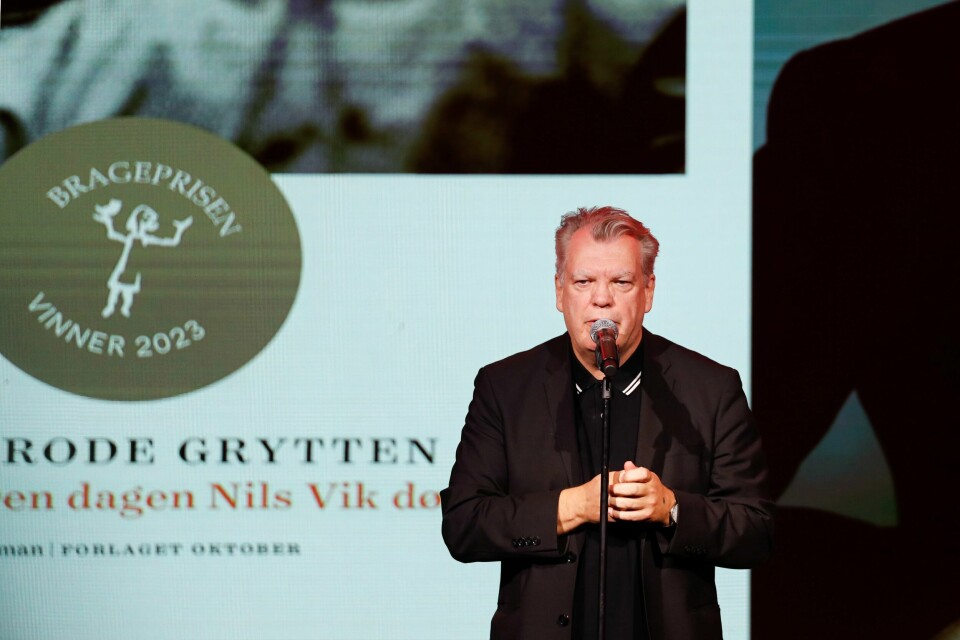 Frode Grytten får Brageprisen i kategorien skjønnlitteratur for «Den dagen Nils Vik døde» under utdelingen av Brageprisen 2023 på Vulkan Arena i Oslo. Frode Grytten får Brageprisen i kategorien skjønnlitteratur for «Den dagen Nils Vik døde» under utdelingen av Brageprisen 2023 på Vulkan Arena i Oslo. Foto: Frederik Ringnes / NTB