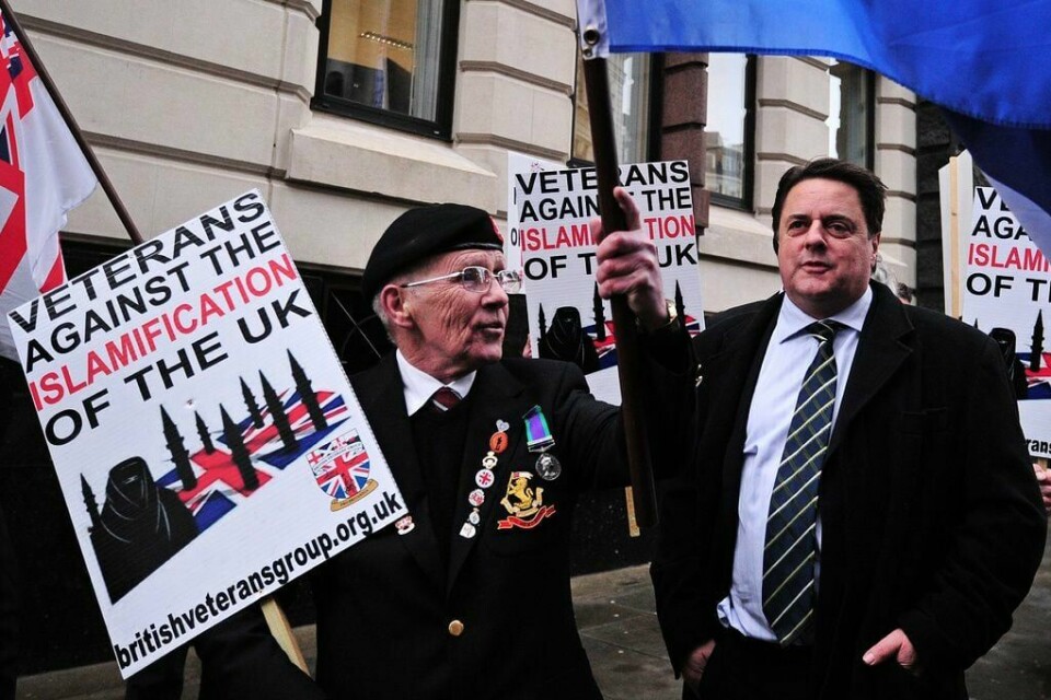 British National Party-lederen Nick Griffins (t.h.) oppslutning falt da han ble offentlig eksponert, skriver Even Hallås. Bildet er fra en demonstrasjon i 2013. British National Party-lederen Nick Griffins (t.h.) oppslutning falt da han ble offentlig eksponert, skriver Even Hallås. Bildet er fra en demonstrasjon i 2013.