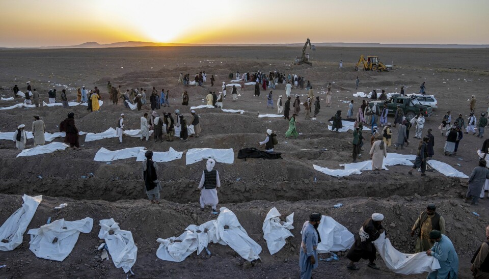 Her begraves hundrevis av ofre etter det første jordskjelvet i Afghanistan for noen dager siden. Nå har et nytt skjelv rammet samme område. Afghanere begraver sine kjære i Herat--provinsen etter jordskjelvet i helga. Foto: Ebrahim Noroozi / AP / NTB