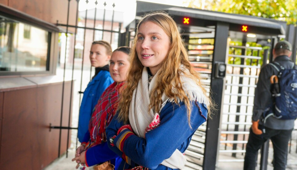 Talspersonen for Fosenaksjonen Ella Marie Hætta Isaksen før et møte med statsminister Jonas Gahr Støre, dagen før ny storaksjon. Med var også Gina Gylver, leder i Natur og Ungdom (t.v.) og Elle Nystad, leder i NSR-N. Talsperson for Fosen-aksjonen Ella Marie Hætta Isaksen før møtet med statsminister Jonas Gahr Støre tirsdag. Onsdag er det varlset nye aksjoner.Foto: Javad Parsa / NTB