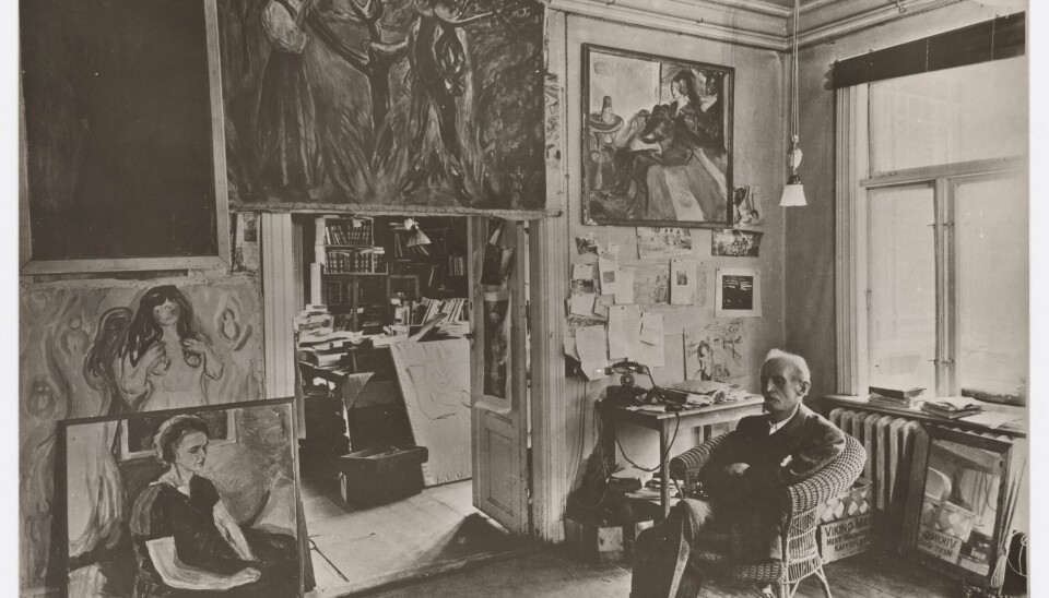 Foto av Edvard Munch i stuen på Ekely 1943, vist under utstillingen Skygger da det nye Munchmuseet åpnet. Edvard Munch