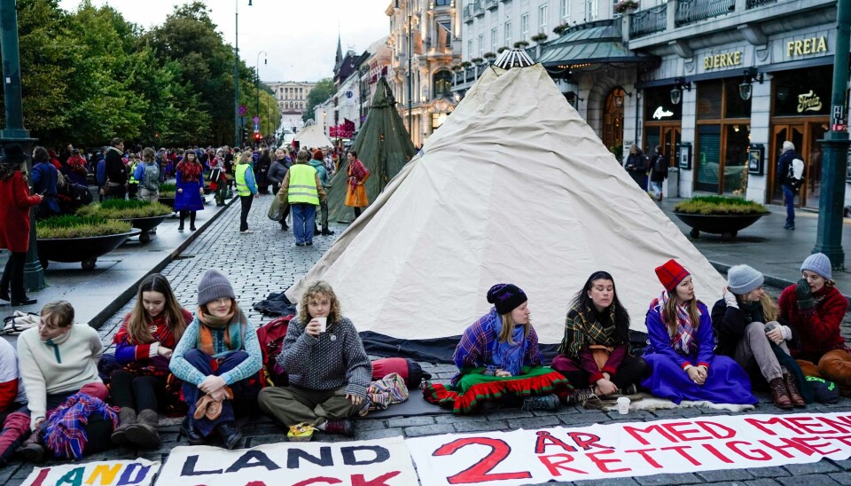 Fosen-aksjonistene har satt opp en lavvo på Karl Johans gate i Oslo sentrum. De flytter seg f*** ikke før de får viljen sin, lover de. Og slik går dagene i det grønne skiftet, skriver vår kommentator. Fosen-aksjonistene har satt opp en lavvo på Karl Johans gate i Oslo sentrum. De flytter seg f*** ikke før de får viljen sin, lover de. Og slik går dagene i det grønne skiftet, skriver vår kommentator.