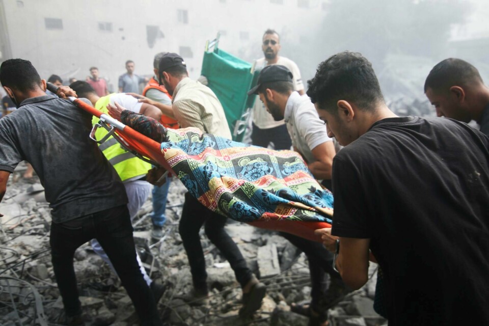 I årtier har partene brukt massiv vold mot hverandre, og det eneste det har skapt er å gjøre vold til en selvoppfyllende profeti, skriver Sondre Lindahl. Bildet viser palestinere som evakuerer sårede etter et israelsk flyangrep mot flyktningleiren Rafah i Gaza torsdag. Israel Palestina, Gaza