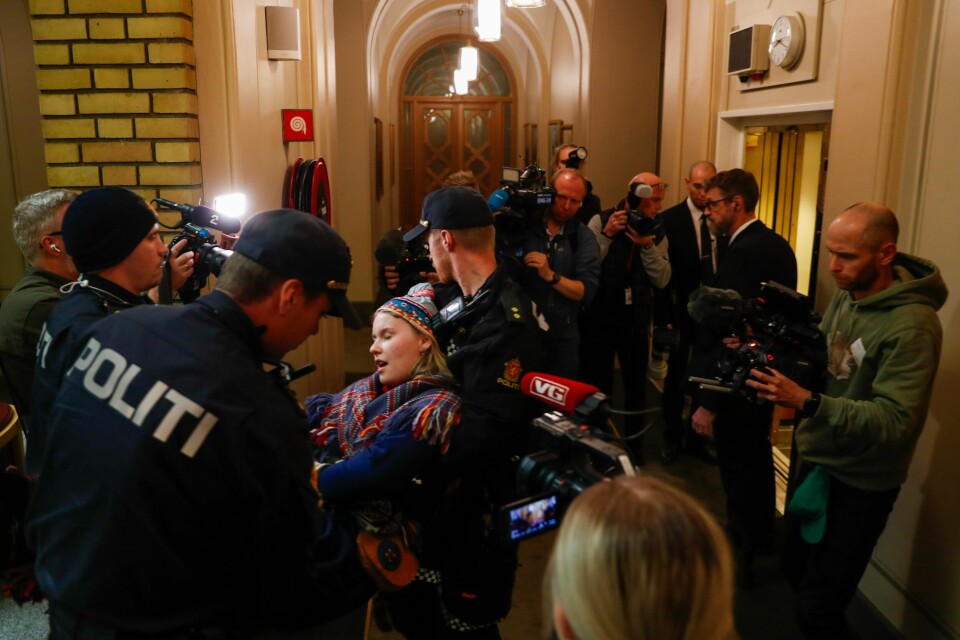 Fosen-aksjonistene bæres ut av Stortinget mens pressen følger med. De har sittet i vandrehallen hele dagen før de fikk beskjed om å fjerne seg. Fosen-aksjonistene bæres ut av Stortinget mens pressen følger med. De har sittet i vandrehallen hele dagen før de fikk beskjed om å fjerne seg.