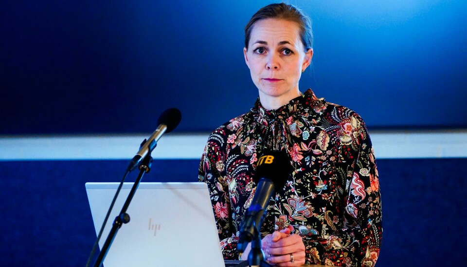 Overlege i FHI, Sara Viksmoen Watle, sier de foreløpig ikke ser noen sammenheng mellom de tre tilfellene av meningokokk type B som har dukket opp i ulike deler av landet i år. Folkehelseinstituttet- overlege Sara Viksmoen Watle sier FHI har laget lister over sykdommer og medisiner som gjør personer aktuelle for å få en tredje vaksinedose. Foto: Lise Åserud / NTB