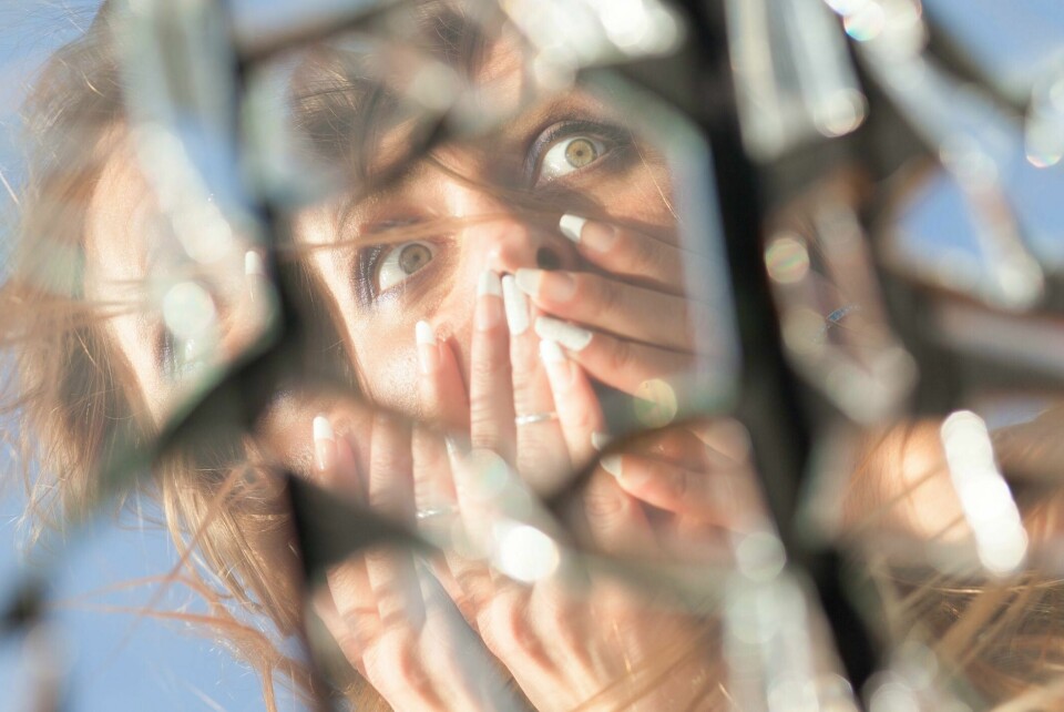 Angivelig skal det bety sju års ulykke om et speil knuses. Og for de overtroiske er kanskje fredag den 13. en ekstra skummel dag. Illustrasjonsfoto: iStock. Det heter seg at det betyr sju års ulykke om et speil knuses. Og for de overtroiske er kanskje fredag den 13. en ekstra skummel dag.