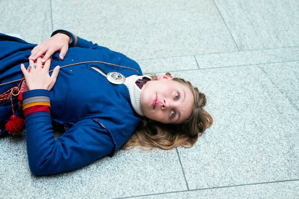 Ella Marie Hætta Isaksen fra demonstrasjonen inne på Stortinget onsdag. Ella Marie Hætta Isaksen fra demonstrasjonen inne på Stortinget onsdag.