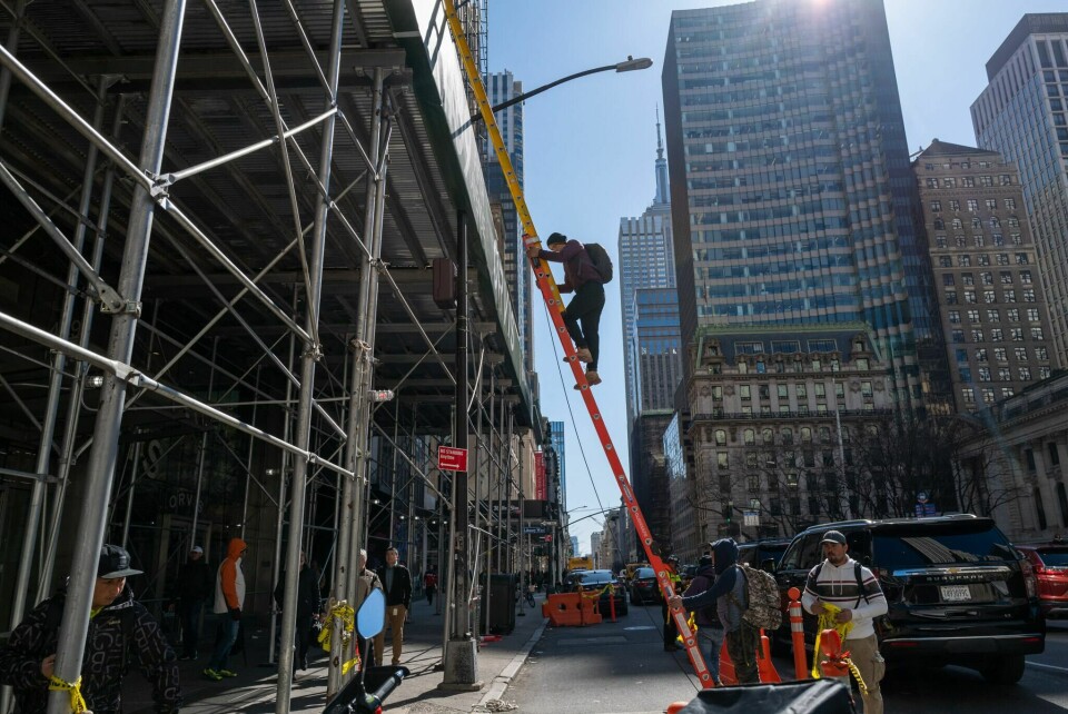 De overtroiske blant oss unngår nok å gå under en slik. Illustrasjonsfoto. NEW YORK, NEW YORK - MARCH 30: A man walks down a construction ladder in a busy midtown Manhattan on March 30, 2023 in New York City. In a new report by the U.S. Census Bureau released today, the population of several major U.S. cities has started to show signs of growth after a decline during the coronavirus pandemic. New York County, which encompasses Manhattan, added more than 17,000 residents in the year ending last July. The county had lost more than 110,000 residents in the previous 12-month period. Spencer Platt/Getty Images/AFP (Photo by SPENCER PLATT / GETTY IMAGES NORTH AMERICA / Getty Images via AFP)