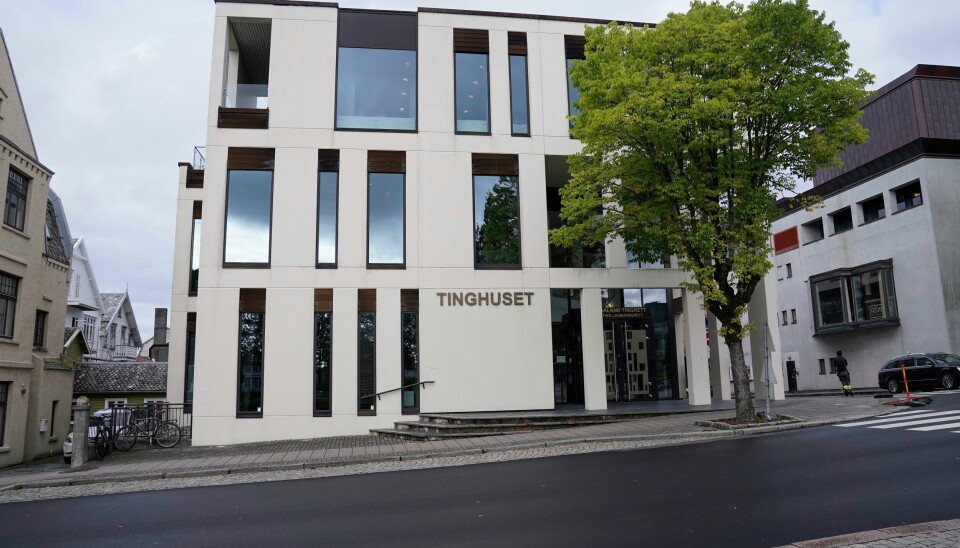 En 47 år gammel mann fra Stavanger må møte i Haugaland og Sunnhordland tingrett 7. november i år. Ein mann er dømd til over sju års fengsel i Haugaland og Sunnhordland tingrett. Mannen skal ha forgripe seg på jenter som besøkte garden hans. Foto: Ørn E. Borgen / NTB / NPK