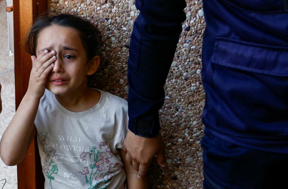 En jente sørger over døden til palestinere fra Samour-familien, som ble drept i israelske angrep på huset deres, på et land nær hjemmet deres mens innbyggerne sliter med å finne plass på kirkegårder, i Khan Younis på den sørlige Gazastripen 12. oktober, 2023. .