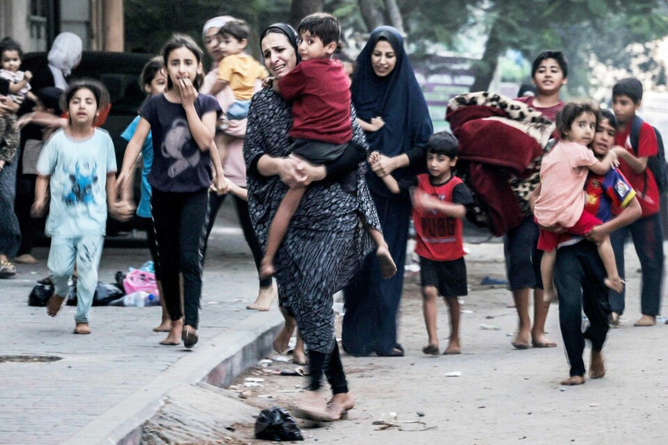 All krig og terror må fordømmes. Hjertet blør for sivile, enten de tilhører Palestina eller Israel, skriver Inger Elin Dønnum Bjørnstad. Bildet viser palestinske kvinner og barn på flukt fra et israelsk luftangrep i Gaza by. Gaza, krigen i Midtøsten