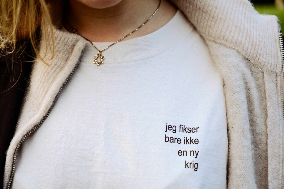 Elianas t-skjorte er fra et kunstprosjekt som trykket opp ting rosabloggere har sagt. Eliana Hercz.