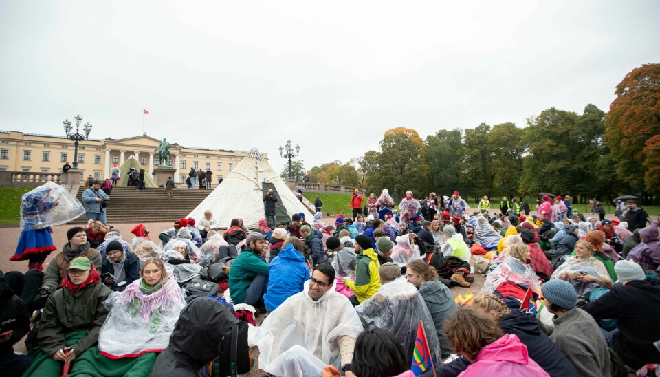 Nylig var det nye aksjoner mot regjeringens håndtering av Fosen-saken. Her ar aksjonistene på Slottsplassen i forbindelse med at det er to år siden Høyesterett slo fast at vindturbinene på Fosen strider med urfolks rettigheter og menneskerettighetene. Fosen-aksjonistene hadde fredag ettermiddag slått seg ned på Slottsplassen for å markere at det er to år siden Høyesterett slo fast at vindturbinene på Fosen strider med urfolks rettigheter og menneskerettighetene. Foto: Emilie Holtet / NTB