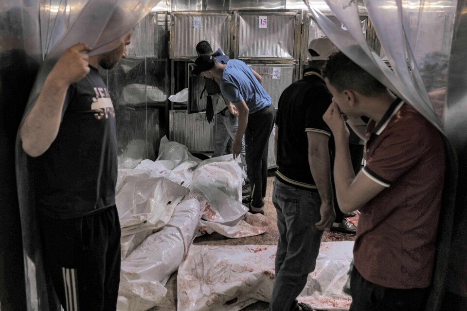 Mennesker står ved flere likposer inne på sykehuset al-Shifa i Gaza by torsdag denne uka. Mennesker står ved flere likposer inne på sykehuset al-Shifa i Gaza by torsdag denne uka.
