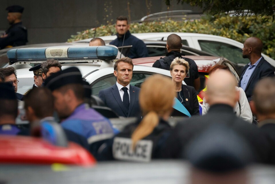 Den franske presidenten Emmanuel Macron ved Gambetta-skolen, der angrepet skjedde fredag. Den franske presidenten Emmanuel Macron ved Gambetta-skolen, der angrepet skjedde fredag. Foto: Ludovic Marin / AP / NTB
