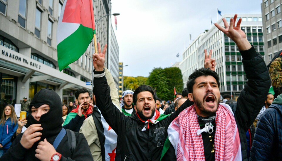 Demonstrantene gikk med Palestina-flagg langs gatene i Oslo. Demonstrantene gikk med Palestina-flagg langs gatene i Oslo. Foto: Rodrigo Freitas / NTB