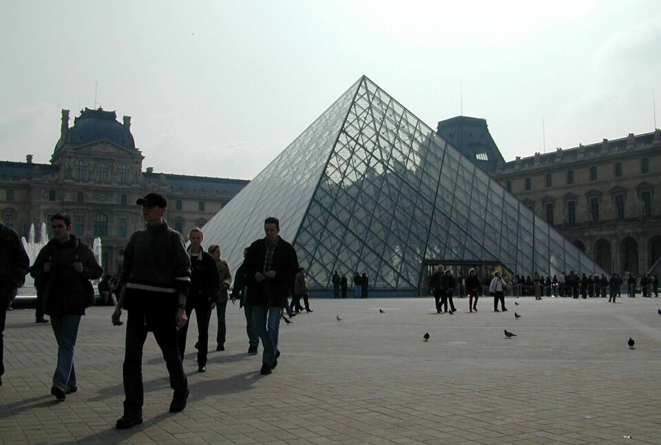 Louvre Museum i Paris med den store pyramiden av glass på plassen foran. Louvre Museum i Paris med den store pyramiden av glass på plassen foran. Arkivfoto: Tor Richardsen / NTB