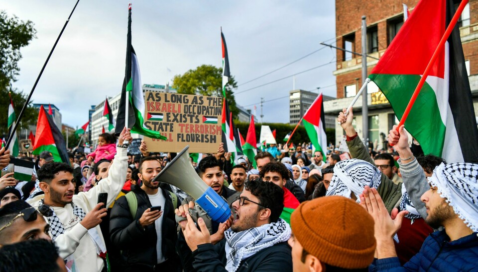 Sian demonstrerte ved Nationaltheatret i Oslo, bare noen få hundre meter unna Palestinakomiteens demonstrasjon utenfor Utenriksdepartementet. Sian demonstrerte ved Nationaltheatret i Oslo, bare noen få hundre meter unna Palestinakomiteens demonstrasjon utenfor Utenriksdepartementet.