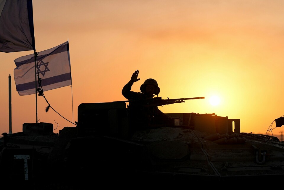 Israelske stridsvogner beveger seg mot Gazastripen torsdag. Israelske stridsvogner beveger seg mot Gazastripen torsdag.