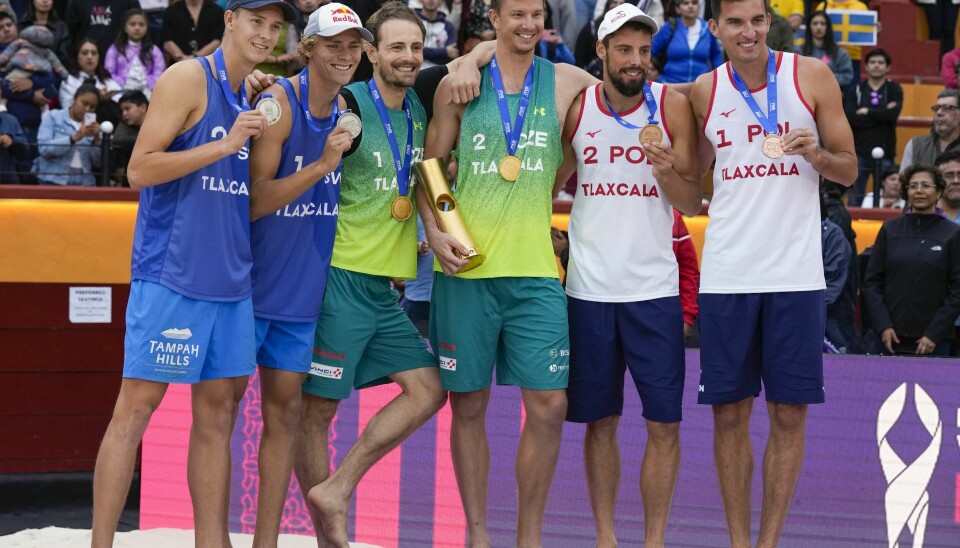 Ondrej Perusic og David Schweiner (i midten) vant VM i sandvolleyball. Jonatan Hellvig og David Åhman fra Sverige (t.v.) tok sølvet, mens polske Bartosz Losiak og Michal Bryl endte på bronseplass. Ondrej Perusic og David Schweiner (i midten) vant VM i sandvolleyball. Jonatan Hellvig og David Åhman fra Sverige (t.v.) tok sølvet, mens polske Bartosz Losiak og Michal Bryl endte på bronseplass. Foto: Fernando Llano / AP / NTB