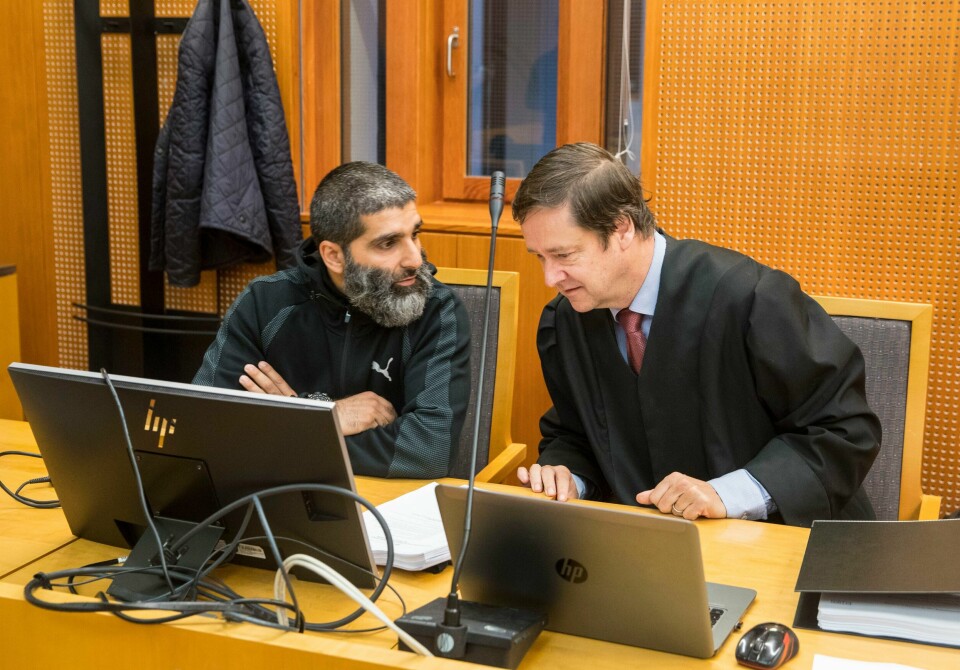 Arfan Bhatti er siktet for medvirkning til grov terror ettet skytingen i Oslo i fjor sommer. Hans advokat John Christian Elden mener at Bhatti ikke kan bli tiltalt i saken. Arfan Qadeer Bhatti og hans advokat John Christian Elden i Oslo tingrett høsten 2018 da Bhatti hadde saksøkt staten etter at han mente seg urettmessig forfulgt av politiet. Han vant saken og fikk 120.000 kroner i erstatning. Foto: Vidar Ruud / NTB