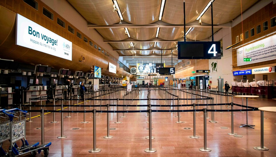 Illustrasjonsfoto: Arlanda flyplass i Stockholm i annen sammenheng. Empty check-in counters are seen at the international terminal of Arlanda airport on March 16, 2020, where air traffic slowed down due to the spread of the novel coronavirus COVID-19. (Photo by Jonathan NACKSTRAND / AFP)