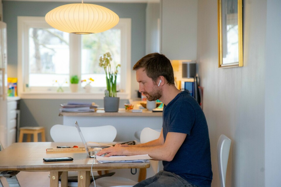 Dersom du jobber fra hjemmekontor, kan du bli hengende etter både med tanke på lønn og karriere, viser ny forskning om konkurranse på arbeidsplassen. Illustrasjonsfoto: Thomas Brun / NTB
