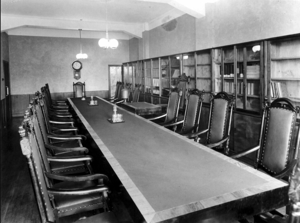 Oslo fattigvesens møterom i Akersgata. Sosialfullmektig Frithjof Krag brukte informasjon fra Fattigvesenet i planleggingen av interneringsleir for norske romanifolk/tatere under andre verdenskrig. Møterom, langbord, høyryggete stoler.