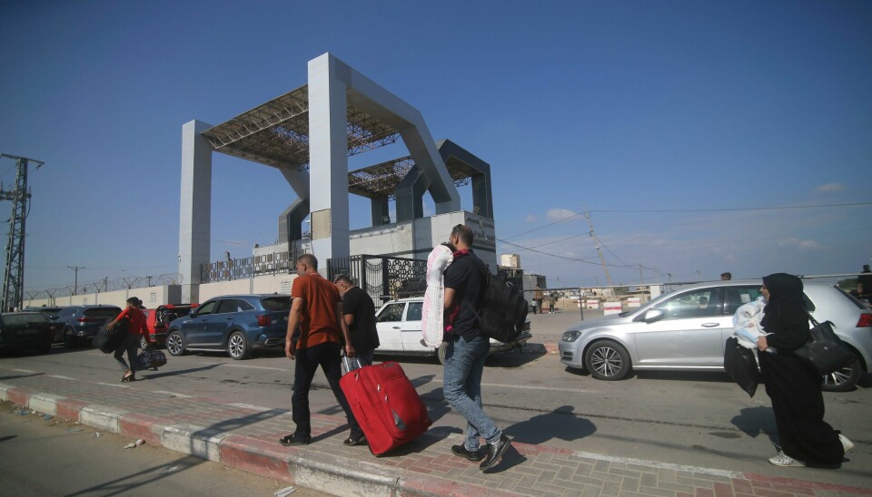 Palestinere venter på å krysse grensen fra Gazastripen til Egypt ved grenseovergangen Rafah. WHO sier hjelpekolonnene som står fast på den egyptiske siden, må få slippe inn til den bombarderte og beleirede palestinske enklaven. Palestinere venter på å krysse grensen fra Gazastripen til Egypt ved grenseovergangen Rafah. WHO sier hjelpekolonnene som står fast på den egyptiske siden, må få slippe inn til den bombarderte og beleirede palestinske enklaven. Foto: Hatem Ali / AP / NTB