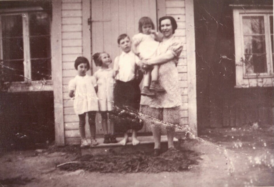 Mange romanifolk rømte til Sverige under dramatiske omstendigheter. Bildet viser senere grunnlegger av Evangeliesenteret, Ludvig Karlsen (i midten) som flyktning med sin familie i Sverige ca. 1942. Familien rømte fra Ullensaker, etter at de hadde bodd på Movatn i Aker kommune. Ludvig Karlsen (i midten) med sin familie står oppstilt utenfor huset