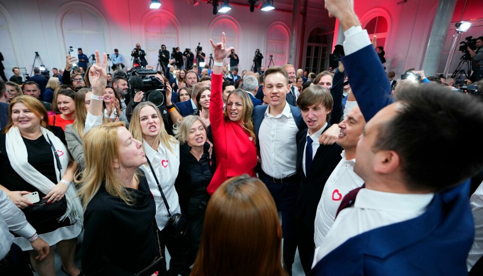Støttespillere av Donald Tusks parti feirer på partiets hovedkvarter i Warzawa søndag. Støttespillere av Donald Tusks parti feirer på partiets hovedkvarter i Warzawa søndag. Foto: Petr David Josek / AP / NTB