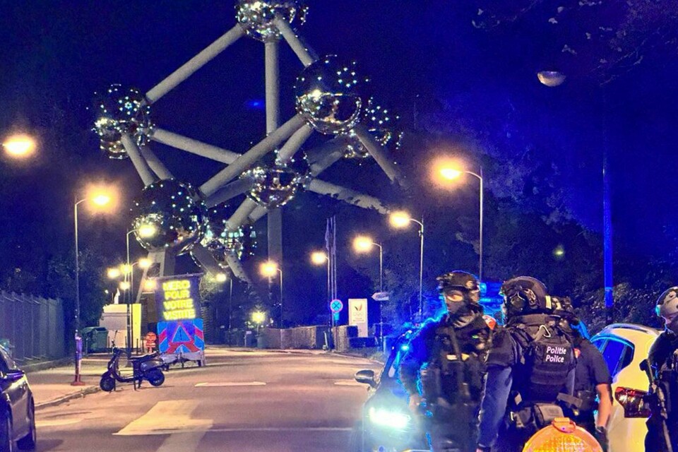 Politiet patruljerte utenfor Kong Baudouin stadion etter skyteepisoden i Brussel mandag kveld. Politiet patruljerte utenfor Kong Baudouin stadion etter skyteepisoden i Brussel mandag kveld. Foto: Sylvain Plazy / AP / NTB