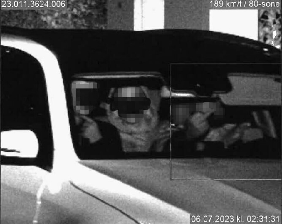 Tingretten mente solskjermen i bilen var satt ned for å forsøkte å skjule sjåførens identitet. Likevel ble han gjenkjent og dømt.