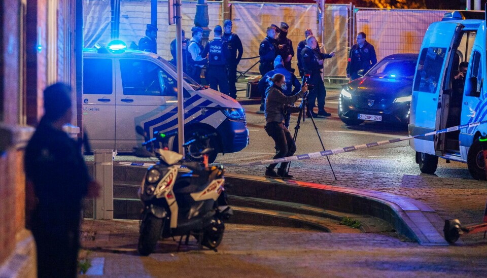 Krimteknikere arbeider på åstedet for drapene på to svensker i Brussel mandag kveld. Svensk UD ber svensker i utlandet om å være ekstra forsiktige etter angrepet, som betegnes som et terrorangrep rettet mot Sverige. Belgisk politi undersøker åstedet i Brussel sentrum mandag kveld. Den mistenkte stakk angivelig fra stedet på scooter. Foto: Nicolas Landemard / AP / NTB