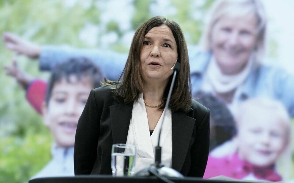 Professor Mari Rege har ledet utvalget som har sett på barnefattigdom for regjeringen. Foto: Stian Lysberg Solum / NTB Ekspertgruppa om barn i fattige familierOslo 20231017. Barne- og familieminister Kjersti Toppe (Sp) mottar rapporten og anbefalingene fra ekspertgruppa om barn i fattige familier sin leder, professor Mari Rege. Foto: Stian Lysberg Solum / NTB