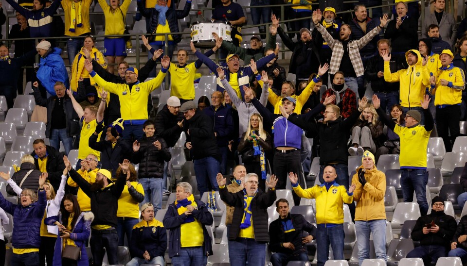 Svenske supportere på stadion i Brussel mandag kveld. Kampen ble avlyst i pausen, og publikum ble holdt tilbake på tribunene av sikkerhetshensyn. Svenske supportere på stadion i Brussel mandag kveld. Kampen ble avlyst i pausen, og publikum ble holdt tilbake på tribunene av sikkerhetshensyn. Foto: Geert Vanden Wijngaert / AP / NTB