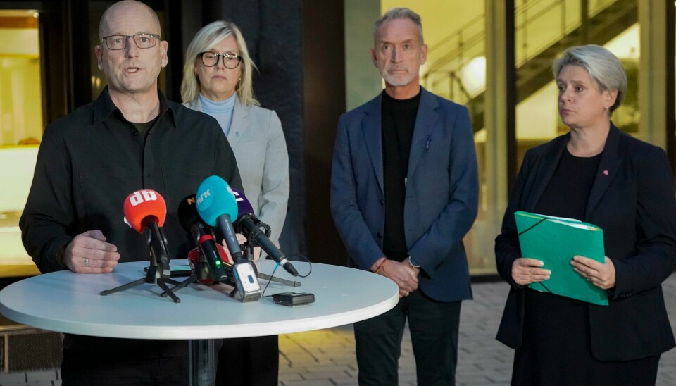 Utdanningsforbundet ved leder Steffen Handal (t.v.) klager nå staten inn til ILO, fordi de mener regjeringen misbrukte ordningen med tvungen lønnsnemnd da arbeids- og inkluderingsminister Marte Mjøs Persen (t.h.) stanset lærerstreiken i fjor. I bakgrunnen leder i Norsk Lektorlag Helle Christin Nyhuus og KS-leder Tor Arne Gangsø. Utdanningsforbundet ved leder Steffen Handal (t.v.) klager nå staten inn til ILO, fordi de mener regjeringen misbrukte ordningen med tvungen lønnsnemnd da arbeids- og inkluderingsminister Marte Mjøs Persen (t.h.) stanset lærerstreiken i fjor. I bakgrunnen leder i Norsk Lektorlag Helle Christin Nyhuus og KS-leder Tor Arne Gangsø. Foto: Terje Pedersen / NTB