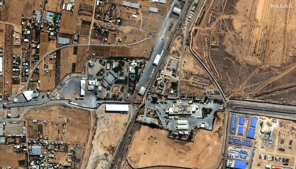Et satellittbilde fra søndag viser en oversikt over Rafah-grenseovergangen mellom Egypt og Gazastripen. USAs utenriksminister Antony Blinken sier USA har blitt enige med Israel om å utarbeide en plan for å slippe gjennom nødhjelp til palestinerne, men når grensen eventuelt åpnes for dette er ikke kjent. Et satellittbilde fra søndag viser en oversikt over Rafah-grenseovergangen mellom Egypt og Gazastripen. USAs utenriksminister Antony Blinken sier USA har blitt enige med Israel om å utarbeide en plan for å slippe gjennom nødhjelp til palestinerne, men når grensen eventuelt åpnes for dette er ikke kjent. Foto: Satellittbilde / Maxar Technologies / AP / NTB