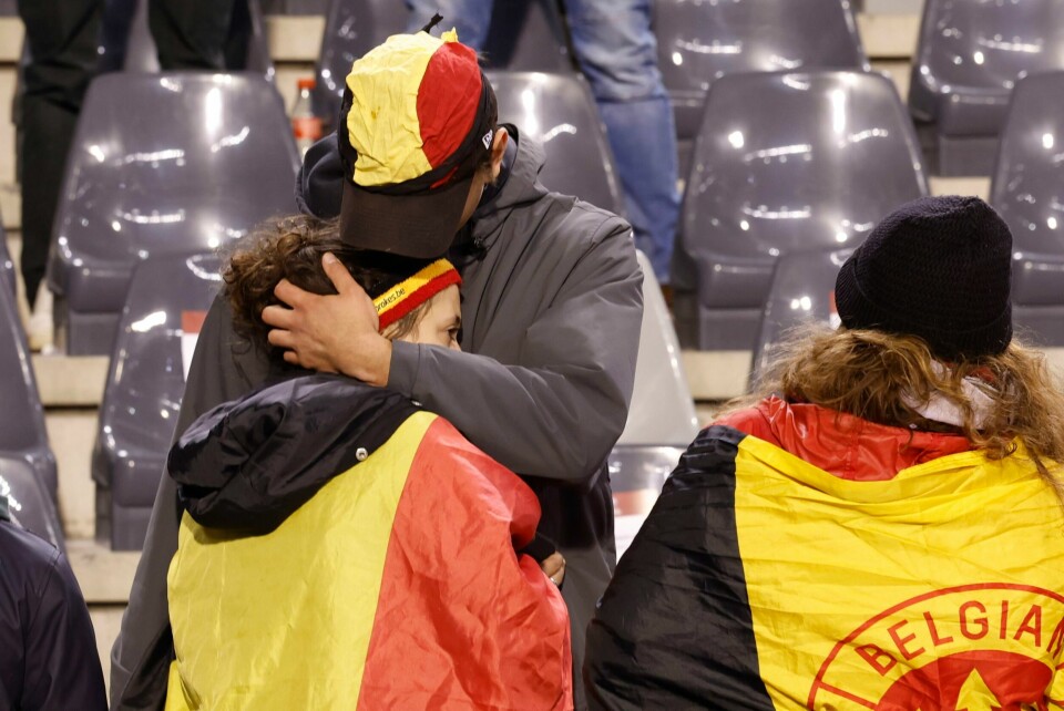 Både svenske og belgiske supportere ble anmodet om å holde seg på tribunene etter at to svensker ble skutt og drept før kampstart i Brussel mandag kveld. Både svenske og belgiske supportere ble anmodet om å holde seg på tribunene etter at to svensker ble skutt og drept før kampstart i Brussel mandag kveld. Foto: Geert Vanden Wijngaert/AP Photo/NTB