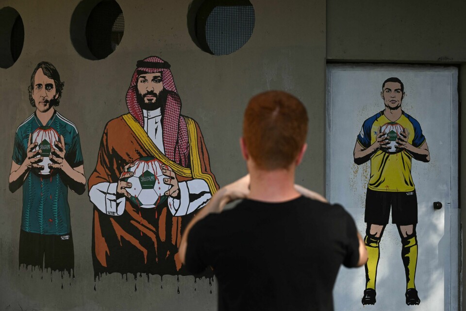 Veggkunst fra gateartist Alexsandro Palombo som viser italieneren Roberto Mancini, Saudi-Arabias Mohammed bin Salman and portugisiske Cristiano Ronaldo med blodige fotballer. Verket er del av en serie kalt «Welcome to Saudi Arabia», og står på San Siro stadion i Milano. Veggkunst fra gateartist Alexsandro Palombo som viser italieneren Roberto Mancini, Saudi-Arabias Mohammed bin Salman and portugisiske Cristiano Ronaldo med blodige fotballer. Verket er del av en serie kalt «Welcome to Saudi Arabia», og står på San Siro stadion i Milano.