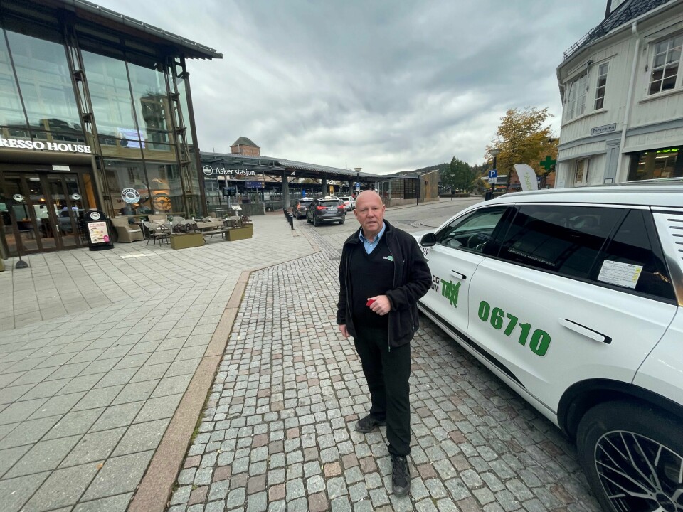 Tormod Isachsen har kjørt drosje i Asker og Bærum i 42 år. Nå tar han oppgjør med en bransje han mene rer ute av kontroll. Taxi