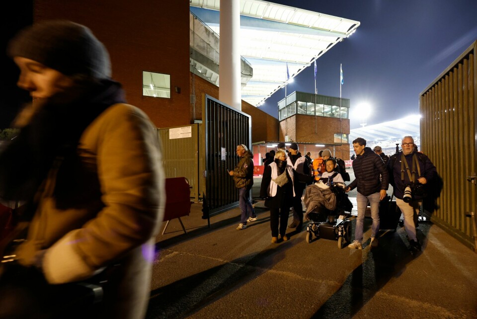 Først ved 3-tida natt til tirsdag var de siste svenske supporterne eskortert ut av stadion av politiet. Først ved 3-tida natt til tirsdag var de siste svenske supporterne eskortert ut av stadion av politiet. Foto: Geert Vanden Wijngaert / AP / NTB