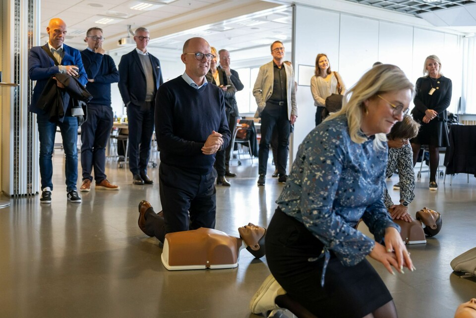 NHO-troppen fikk frisket opp hjerte-lunge-redning-egenskapene sine hos Laerdal. Her er administrerende direktør Ole Erik Almlid på rekken bak regiondirektør Tone Grindland NHO-troppen fikk frisket opp hjerte-lunge-redning-egenskapene sine hos Laerdal. Her er administrerende direktør Ole Erik Almlid på rekken bak regiondirektør Tone Grindland