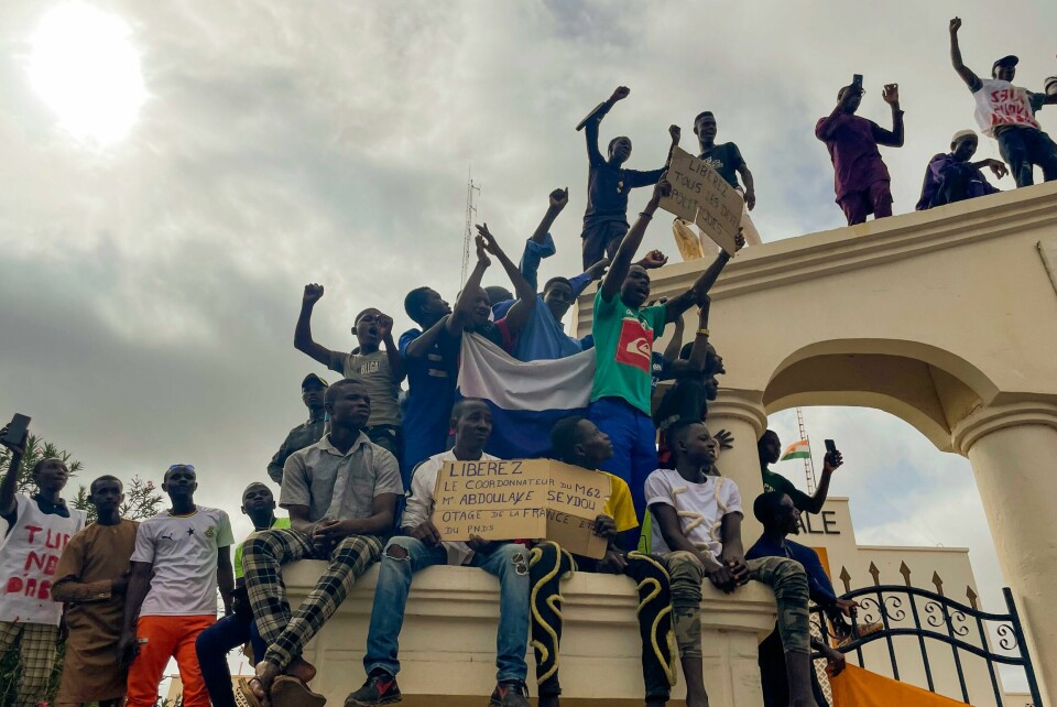 Bakgrunnen for den franske uttrekningen er statskuppet som rammet Niger Tilhengere av kuppmakerne i Niger demonstrerte i hovedstaden Niamey på uavhengighetsdagen 3. august. Deltakerne protesterte mot «utenlandsk innblanding» i det vestafrikanske landet. Foto: Sam Mednick / AP / NTB