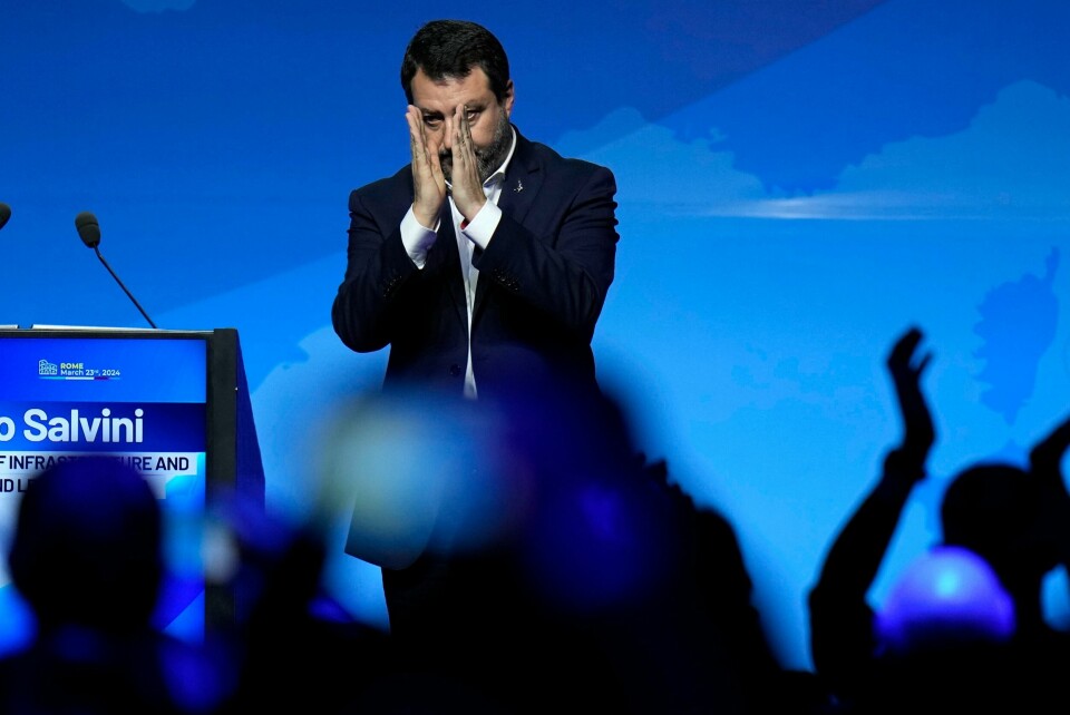Italias visestatsminister Matteo Salvini er medlem av statsminister Giorgia Melonis koalisjonsregjering. Her er han på scenen i Roma lørdag, under et valgkamparrangement for ytre høyre-partier før EU-valget. Foto: Alessandra Tarantino / AP / NTB Italias visestatsminister Matteo Salvini er medlem av statsminister Giorgia Melonis koalisjonsregjering. Her er han på scenen i Roma lørdag, under et valgkamparrangement for ytre høyre-partier før EU-valget. Foto: Alessandra Tarantino / AP / NTB
